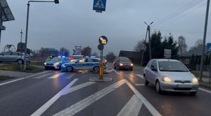 miejsce potrącenia pieszej na przejściu. Pojazdy policji