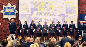 policjantki uhonorowane odznakami podczas uroczystości w Komendzie Głównej Policji