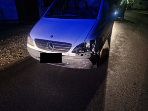 Uszkodzony przód Mercedesa w wyniku kolizji