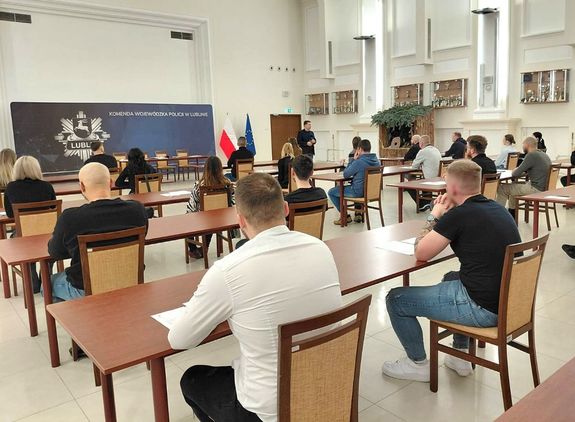 kandydaci piszą test na sali