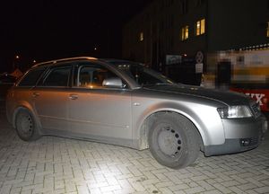 samochód zaparkowany na parkingu przed posesją