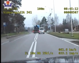 zdjęcie z policyjnej kamery jak pojazd ciężarowy wyprzedza na pasach