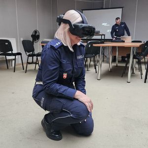 policjantka podczas szkolenia w goglach VR