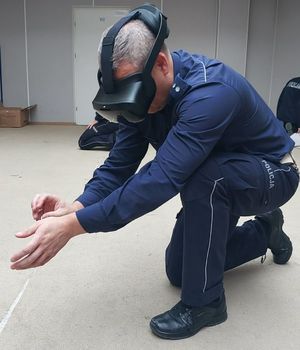 policjant podczas szkolenia w goglach VR
