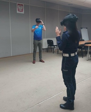 policjantka podczas szkolenia w goglach VR