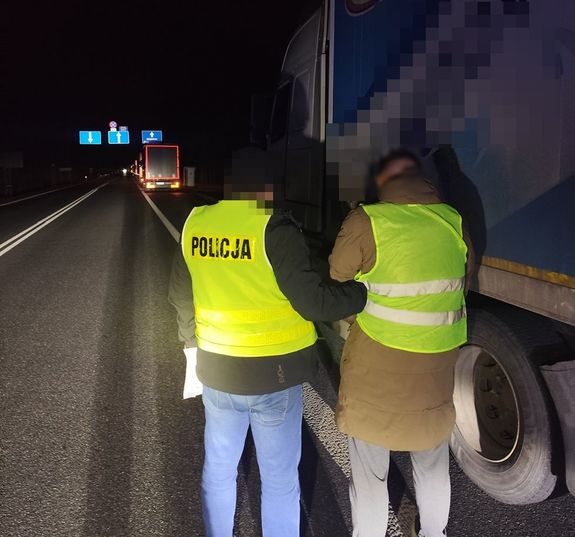 zatrzymany 25-latek i policjant, który go prowadzi