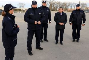 Komendant Wojewódzki Policji w Lublinie insp. Tomasz Gil oraz Pan Stanisław Mazur Prezes Wojewódzkiego Funduszu Ochrony Środowiska i Gospodarki Wodnej w Lublinie podczas przekazania nowych pojazdów