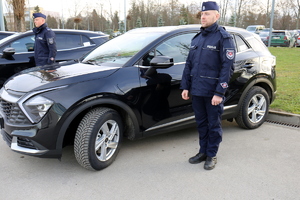 policjanci przy nowych pojazdach marki Kia Sportage