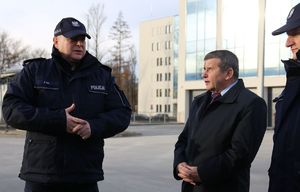Komendant Wojewódzki Policji w Lublinie insp. Tomasz Gil oraz Pan Stanisław Mazur Prezes Wojewódzkiego Funduszu Ochrony Środowiska i Gospodarki Wodnej w Lublinie podczas przekazania nowych pojazdów