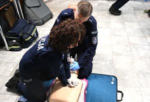 policjantka ćwiczy udzielanie pierwszej pomocy na fantomie