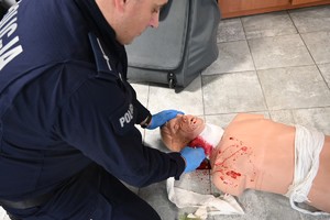 policjant ćwiczy pierwszą pomoc na fantomie
