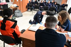 policjanci podczas kursu recertyfikacji uprawnień