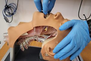 policjant ćwiczy pierwszą pomoc na fantomie