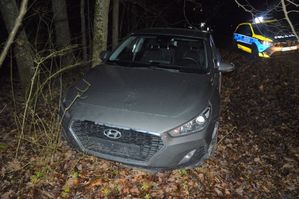 pojazd osobowy w rowie, obok radiowóz