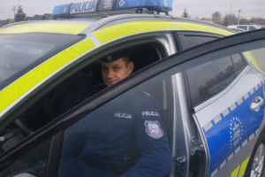 policjant siedzący w radiowozie