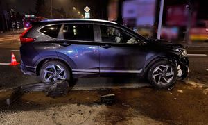 uszkodzony samochód na drodze