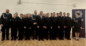 uczniowie oddziału o profilu mundurowym oraz policjanci z opolskiej komendy