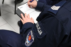 policjant podczas pisania testu