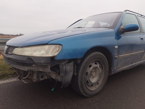 Samochód osobowy bez przedniego zderzaka