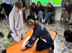 policjantka podczas spotkania z uczniami
