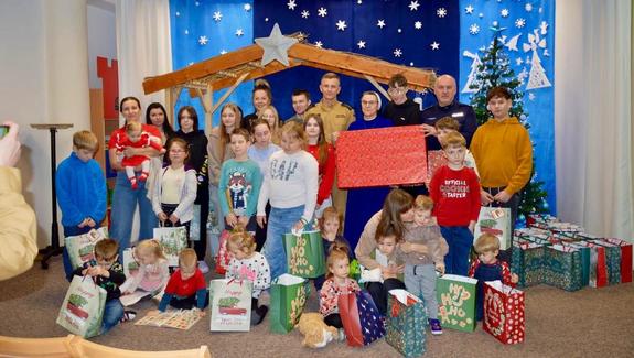 zdjęcie policjantów, strażaków z dziećmi z domu dziecka