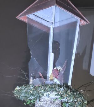 zniszczona kapliczka