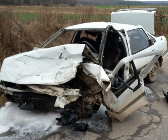 uszkodzona w wyniku zderzenia z innym pojazdem osobowa Skodą