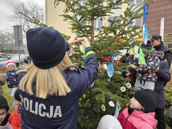 policjantka i dzieci przy choince