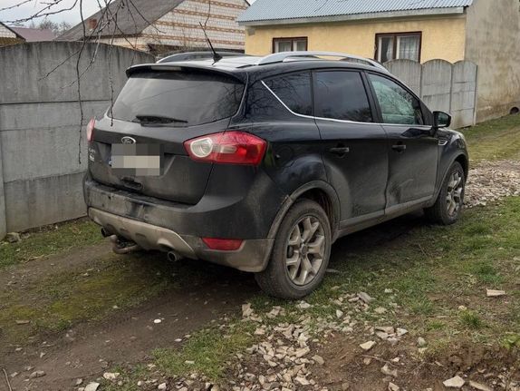 ciemny ford auto biorące udział w zdarzeniu