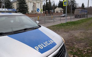 radiowóz na tle przejścia dla pieszych