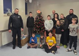 policjanci i pacjenci Uniwersyteckiego Szpitala Dziecięcego