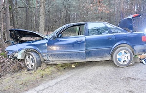uszkodzony samochód osobowy po zdarzeniu drogowym