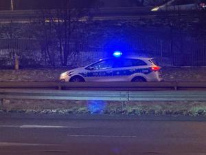 oznakowany radiowóz policyjny z włączonymi światłami uprzywilejowania