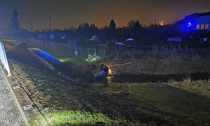 Strażacy wyciągają z rzeki samochód osobowy