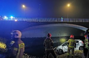 Strażacy wyciągają z rzeki samochód osobowy