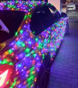 pojazd oblepiony światełkami choinkowymi