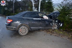 pojazd osobowy w rowie, radiowóz na miejscu zdarzenia