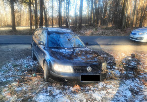 pojazd marki Volkswagen w rowie