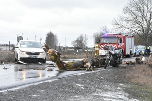 konar drzewa na jezdni , rozbity pojazd, pojazd straży pożarnej