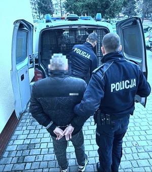 na zdjęciu policjanci z z zatrzymanym
