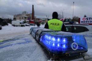 policjant podczas zabezpieczania protestu