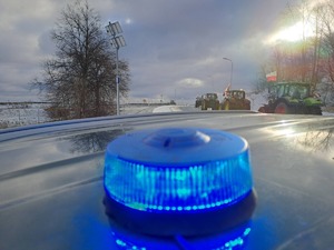 policjanci podczas zabezpieczania protestów