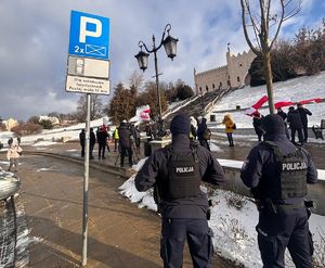 policjanci podczas zabezpieczania protestów