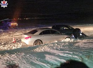 dwa pojazdy uszkodzone na śniegu