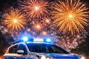 radiowóz na tle fajerwerek