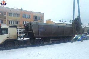 Zatrzymany do kontroli pojazd ciężarowy, radiowóz policji