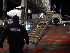 policjant na lotnisku, w tle samolot