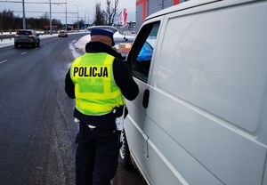 policjant podczas kontroli drogowej