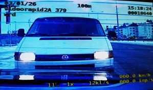 biały bus widoczny na policyjnym videorejestratorze