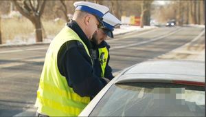 policjanci podczas kontroli drogowej